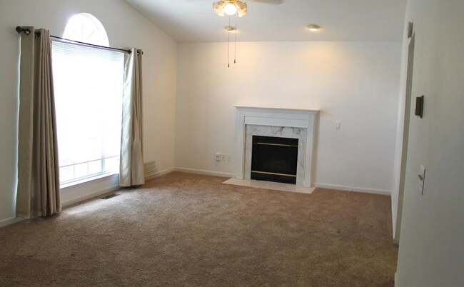 Building Photo - 3 Bedroom Hendersonville Ranch