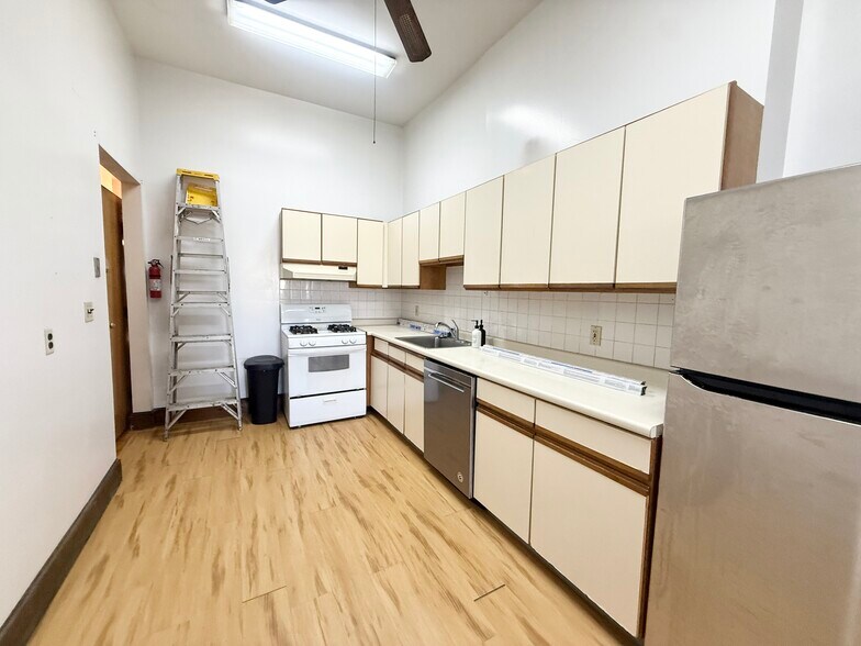 Building Photo - 145 Hillside St