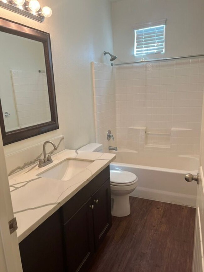 Building Photo - Dinuba House For Rent