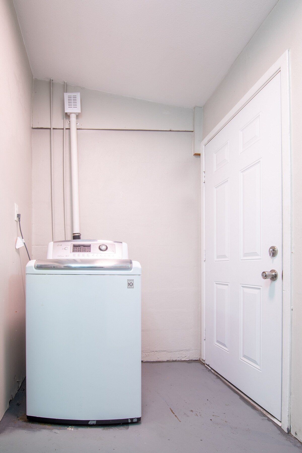 Building Photo - 2233 La Valle Dr