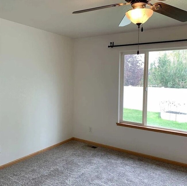 Building Photo - Spacious Single-Family Home in Established Wellington Neighborhood