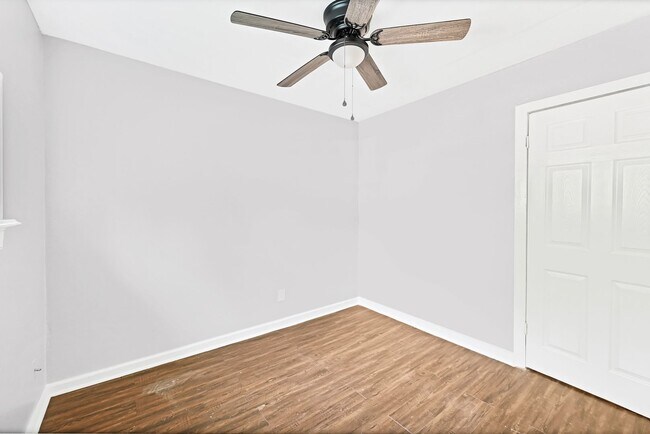 Building Photo - Asap Move In! Newley remodeled 2 bedroom