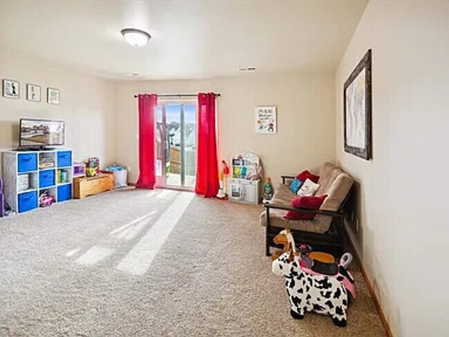 Building Photo - Coralville 4 Bedroom 4 Bath 3 Level Town H...