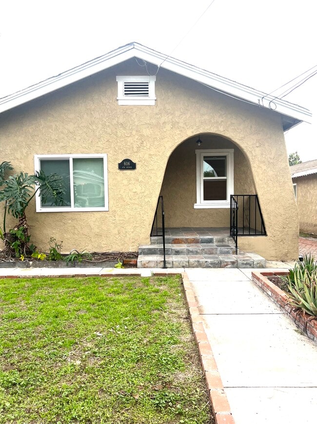 Building Photo - 606 W 4th Ave