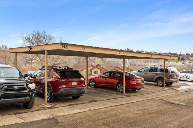 Building Photo - Westside Condo with Mountain Views, Upgrad...