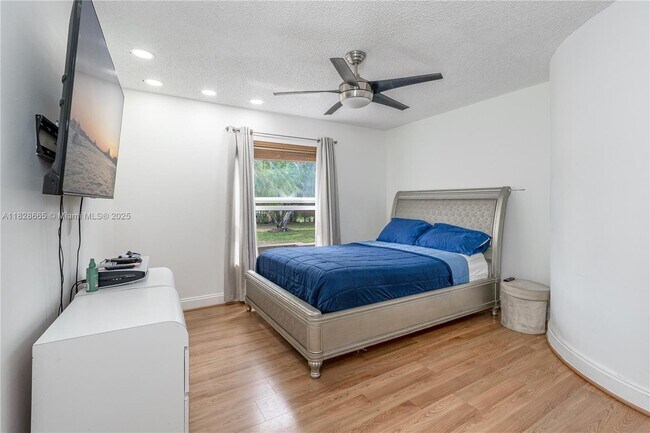 Building Photo - 5452 SW 88th Terrace