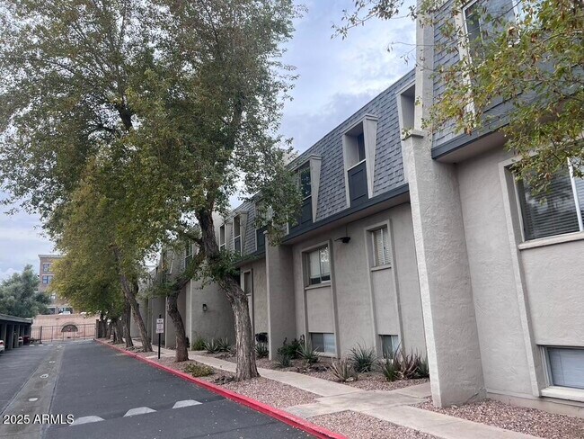 Building Photo - 1010 E Osborn Rd