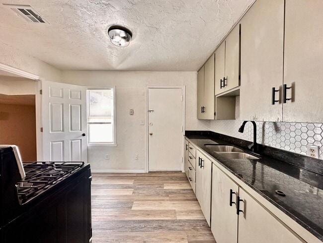 Building Photo - Newly Remodeled Home with Move-In Special!