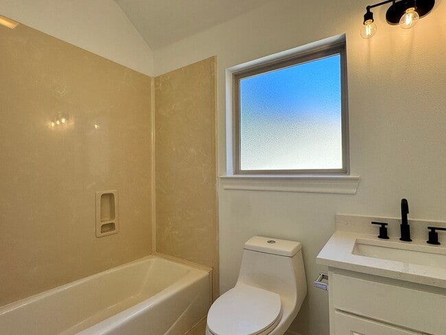 Building Photo - 627 W 2nd St