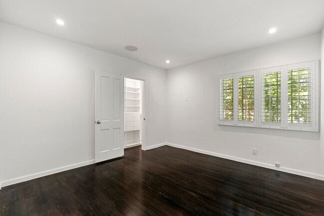 Building Photo - Designer-Done 3 Bed + 3 Bath in Prime Beve...