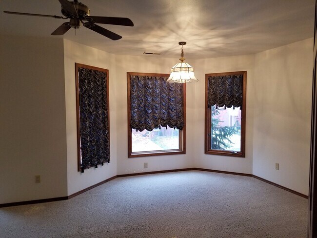 Building Photo - Bellevue Manor 2br 2ba Double garage