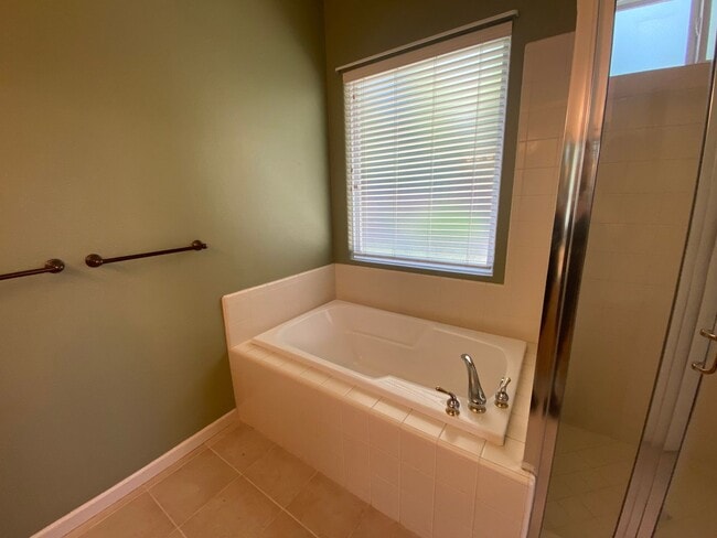 Building Photo - 4 bedroom in Paso Robles