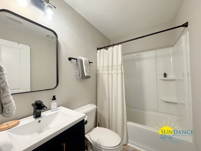 Building Photo - Quaint 2-Bedroom Home in Prime Fort Walton Beach!