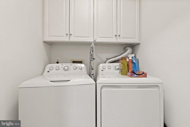 Building Photo - Live the Life with Convenience and Style!
