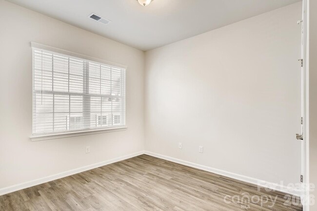 Building Photo - 126 Canada Dr