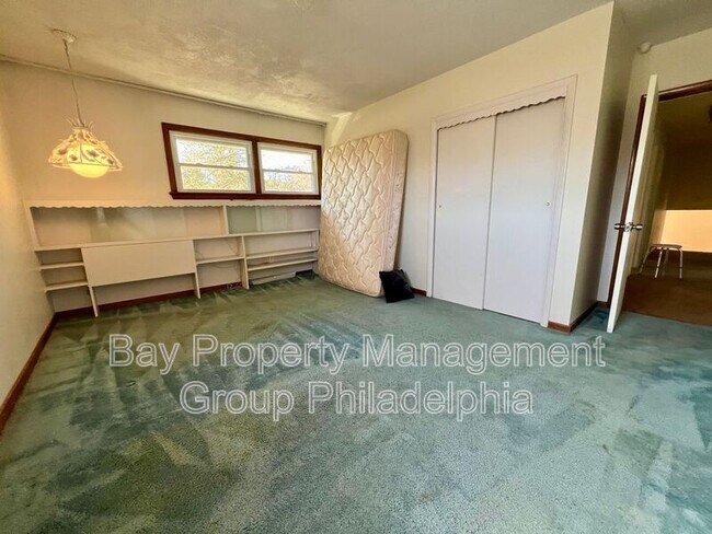 Building Photo - 303 Hedgerow Ln