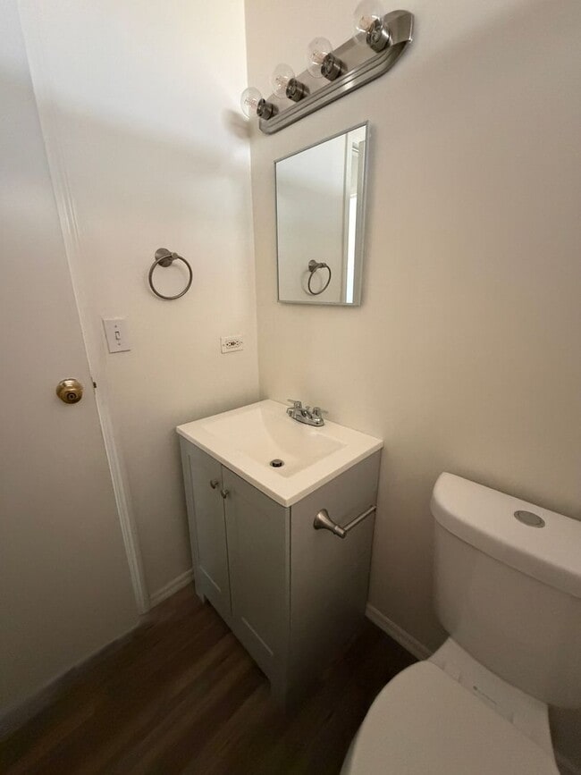 Building Photo - cute and cozy