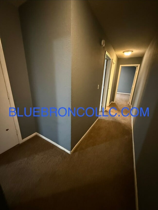 Building Photo - Spacious 3 bedroom townhome with attached 1 car garage