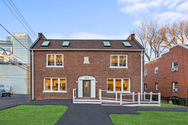Building Photo - 4535 Avondale St