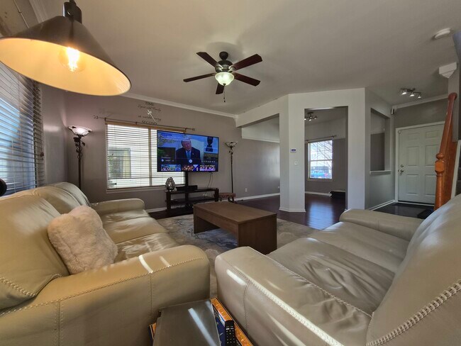 Building Photo - 3817 Baybrook Dr