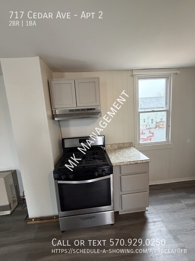 Building Photo - 717 Cedar Ave