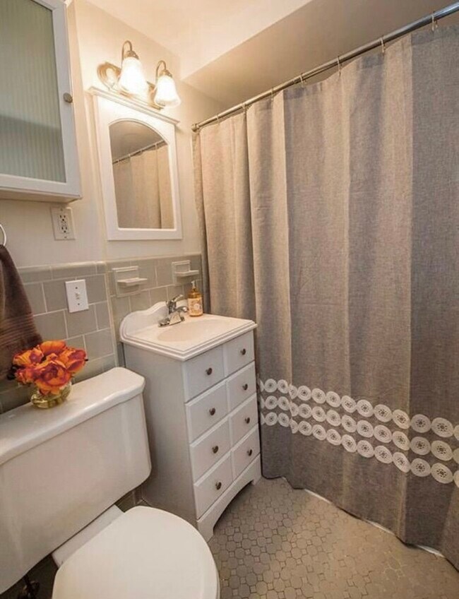 Building Photo - 160 Waterman St