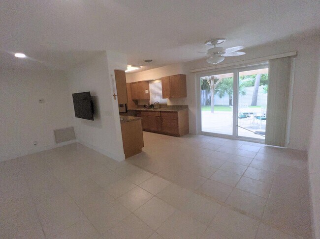 Building Photo - 1260 Manor Dr