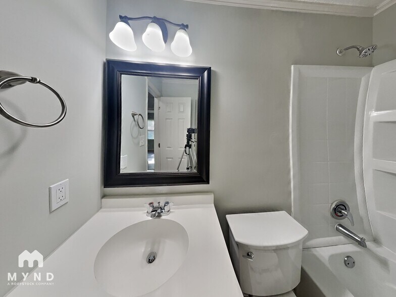 Building Photo - 547 Whitethorn Dr
