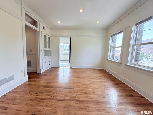 Building Photo - 421 13th St