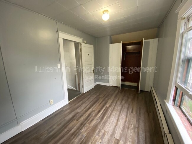 Building Photo - 513 Village St