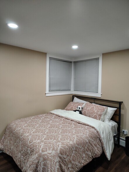 Building Photo - 6462 N Lehigh Ave