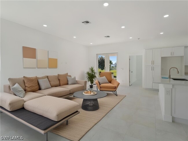 Building Photo - 506 Trinity St E