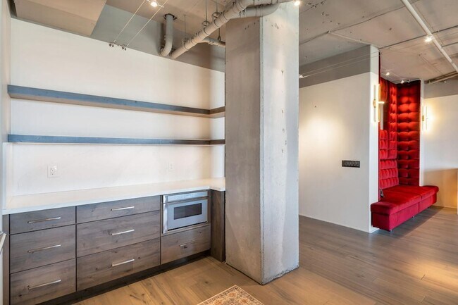 Building Photo - 2211 E Camelback Rd