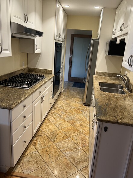 granite flooring with pantry and double sink - 467 Crestmont Dr