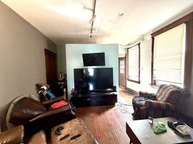 Building Photo - 2242 Victor St