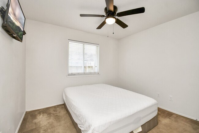 Building Photo - 19931 Roycroft Ln