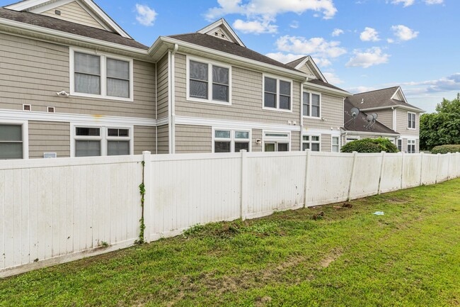 Building Photo - Beautiful 3-Bedroom Condo in Norfolk.