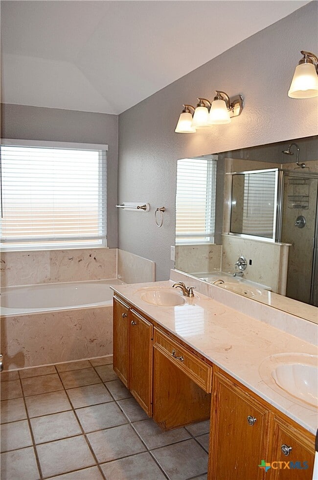 Building Photo - 423 Reservation Dr