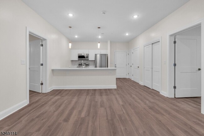 Building Photo - 751 Vose Ave