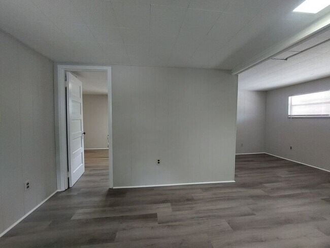 Building Photo - 115 1/2 Lenox St