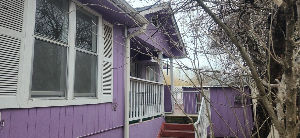 Outside - 605 E Applegate Dr