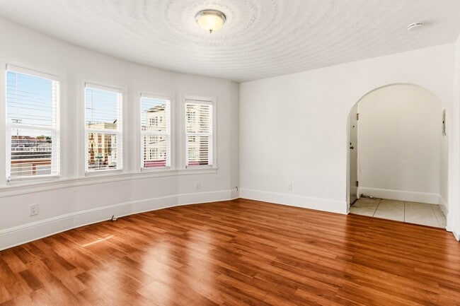 Building Photo - Spacious 3-Bedroom House in Oakland's Meadow Brook