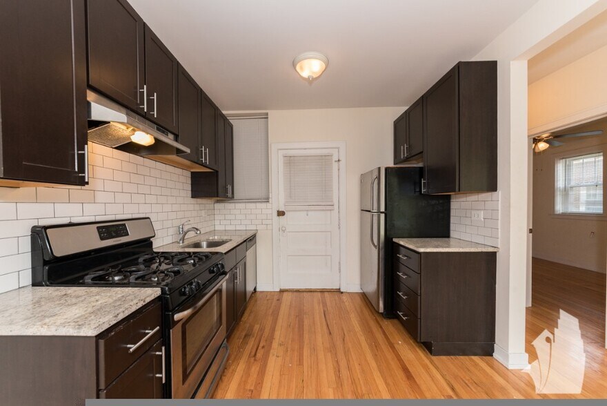 Building Photo - 2010 W Foster Ave