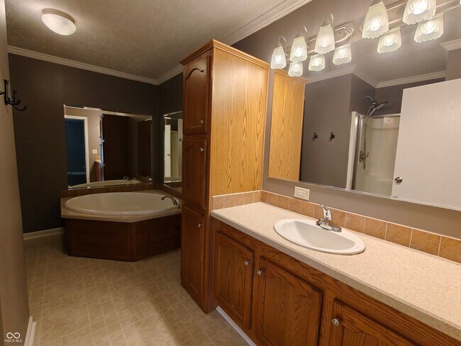 Building Photo - 802 Fern Dr