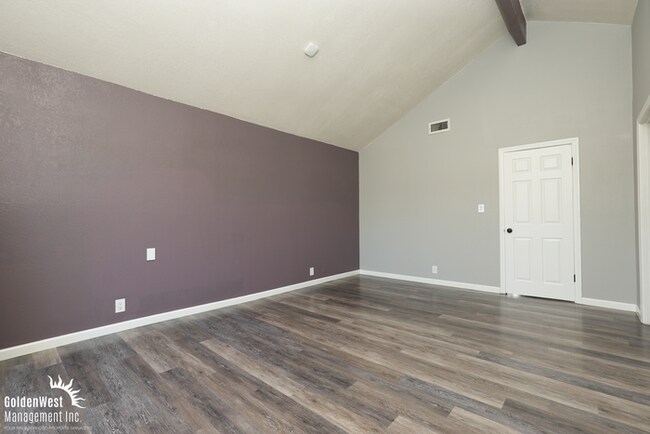 Building Photo - Spacious 4Bdm 2.5Ba Home with Loft in Las Vegas