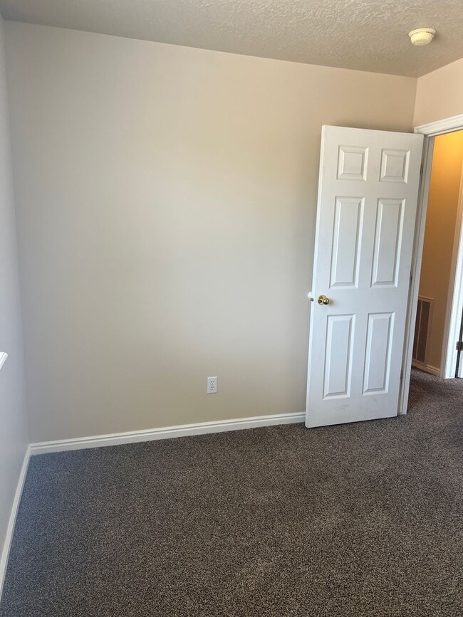 Building Photo - Brentwood Upper Level Condo - 2 Bed, 1 Bath with Washer/Dryer and Optix Internet!