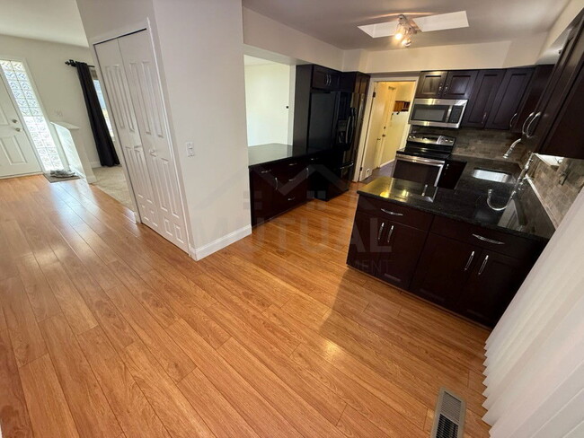 Building Photo - 7072 Lee Crest Dr