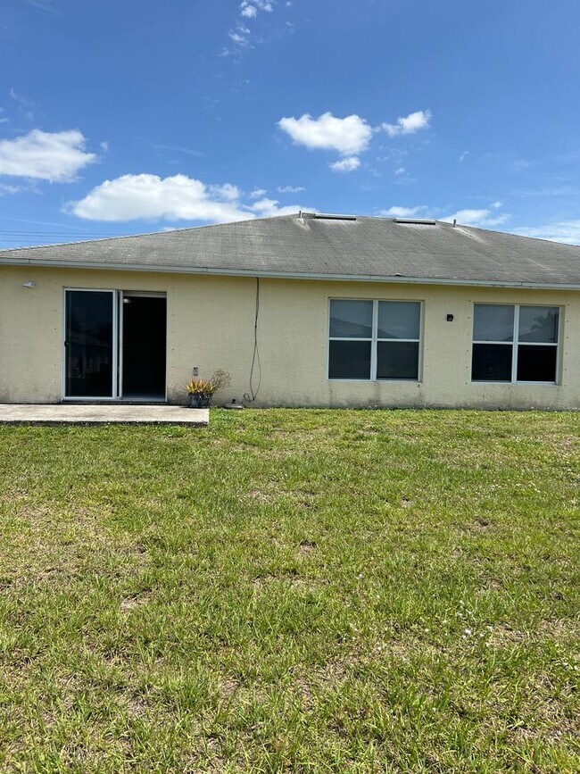 Building Photo - 2 Bedroom plus a DEN 2 Bath 1 Car Garage Duplex Cape Coral