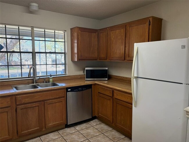 Building Photo - 1005 Wessex Way