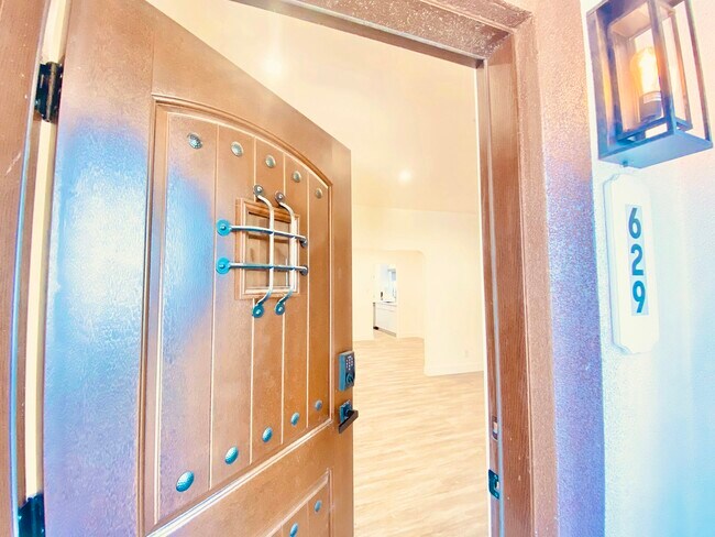 Building Photo - 627 Brittania St